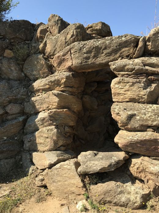 Die ersten Ausgrabungen der Nuraghe San Pietro fanden im Jahre 1973 statt