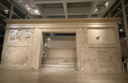 Der Altar des Kaiserfriedens: Ara Pacis Augustae  in Rom wurde der Pax gewidmet, einer Göttin, die von der Politik des Augustus verehrt wurde und deren Universalität vom Kaiser garantiert wurde. 